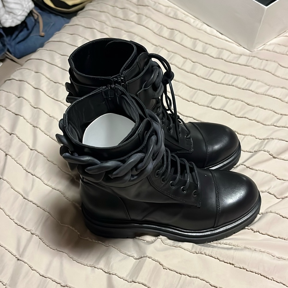 BEAUTIISOLES by ROBYN S BOOTS size 7 with chain detail. Very soft leather.